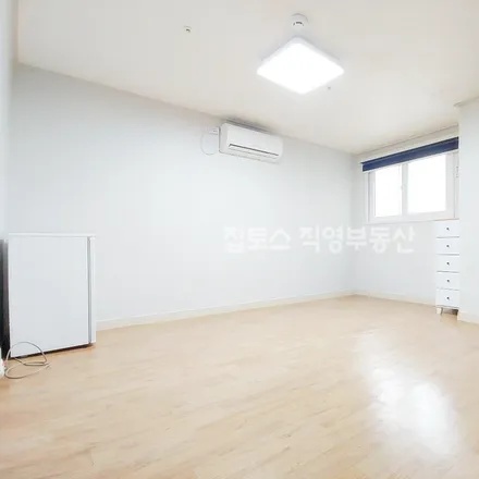 Rent this studio apartment on 서울특별시 서초구 잠원동 11-8