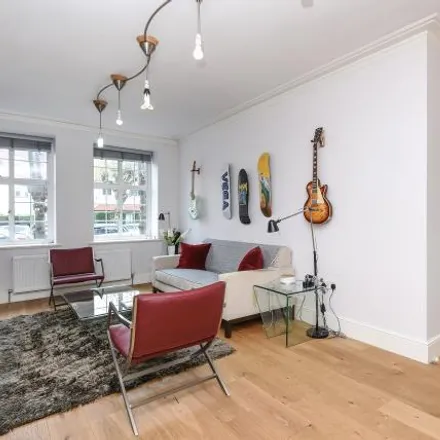 Rent this 1 bed apartment on Park Avenue in London, NW11 7SJ