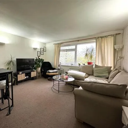 Image 2 - Oakfield Drive, Reigate, RH2 9NY, United Kingdom - Room for rent
