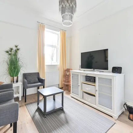 Rent this 4 bed apartment on Dunstans Road in Underhill Road, London