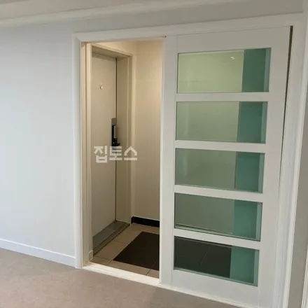 Rent this 3 bed apartment on 서울특별시 강남구 역삼동 658