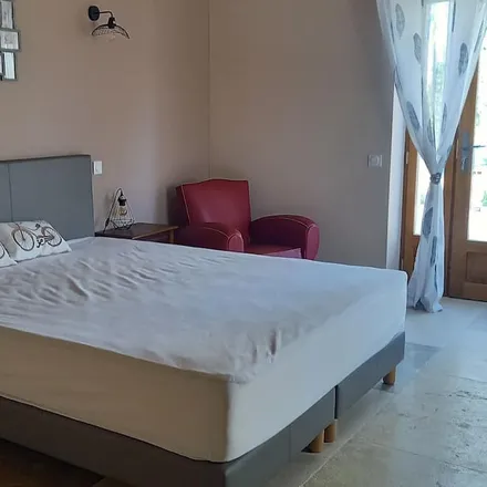 Rent this 5 bed house on 24800 Saint-Martin-de-Fressengeas