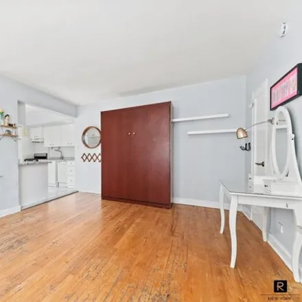 Image 3 - 39 52nd St Unit 4G, New York, 11377 - Apartment for sale