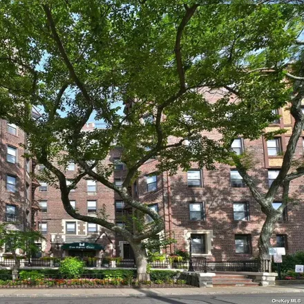 Buy this 2 bed condo on 2 Spruce Street in Village of Great Neck Plaza, NY 11021