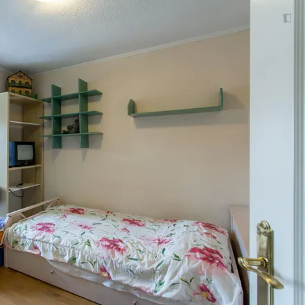 Rent this 5 bed room on Madrid in Calle Circunvalación, 28334 Pozuelo de Alarcón