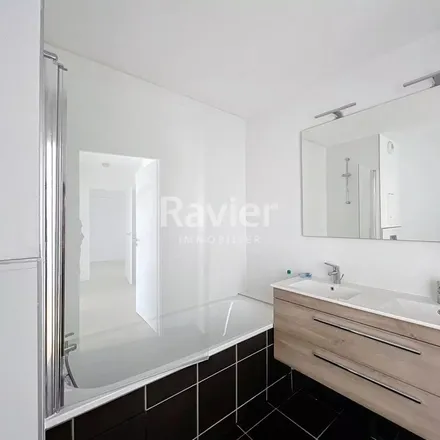 Rent this 4 bed apartment on 26 Rue de la Cerisaie in 92150 Suresnes, France