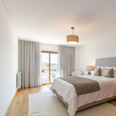 Rent this 3 bed apartment on Avenida do Aero Clube de Portugal in 2720-113 Amadora, Portugal