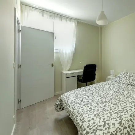 Rent this 2 bed room on Calle Cortes de Aragón in 6, 50005 Zaragoza