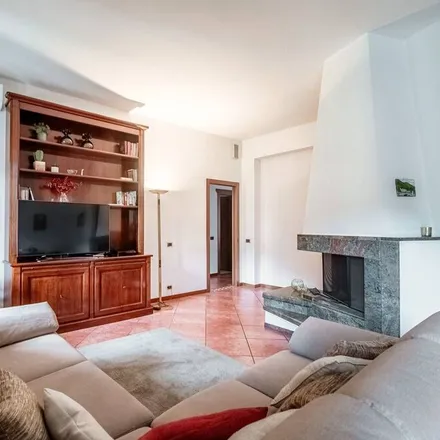 Rent this 2 bed apartment on Como
