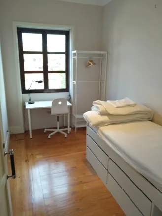 Rent this 5 bed room on Rua de Carlos da Maia in 4200-143 Porto, Portugal
