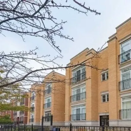 Buy this 3 bed condo on 4837-4839 North Winthrop Avenue in Chicago, IL 60640