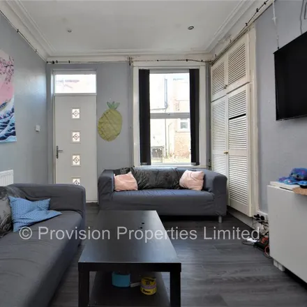 Image 2 - Brudenell Street, Leeds, LS6 1EX, United Kingdom - Townhouse for rent