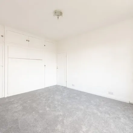 Image 5 - Gilling Court, Belsize Grove, London, NW3 4XD, United Kingdom - Apartment for rent