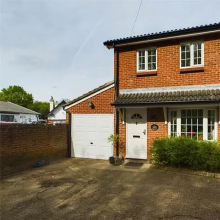 Image 1 - Hare Hill, Ottershaw, KT15 1DW, United Kingdom - Duplex for sale