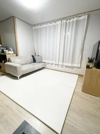 Rent this 2 bed apartment on 서울특별시 송파구 삼전동 91-2