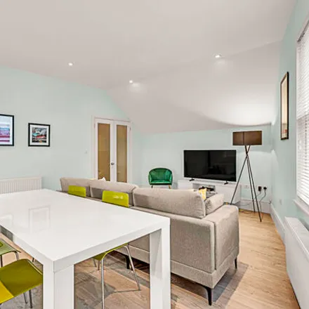 Image 7 - John D Wood & Co, 47 Balham Hill, London, SW12 9DR, United Kingdom - Apartment for rent