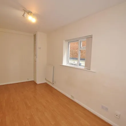 Image 9 - Lorraine Park, London, HA3 6BX, United Kingdom - House for rent