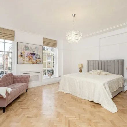 Rent this 3 bed apartment on 18 Curzon Street in London, W1J 7SX