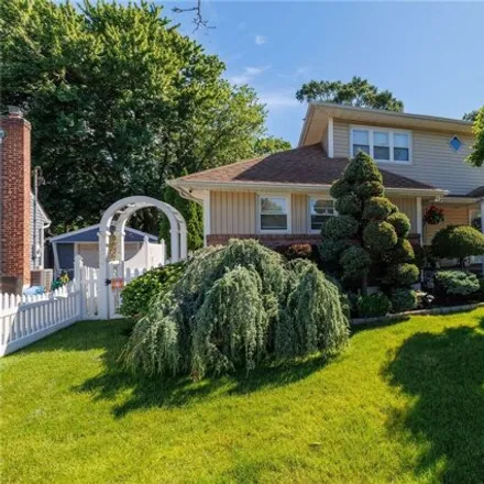Buy this 5 bed house on 2991 Morgan Dr in Wantagh, New York