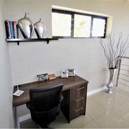 Rent this 3 bed townhouse on McDonald's in Wellington Road, Cape Town Ward 112
