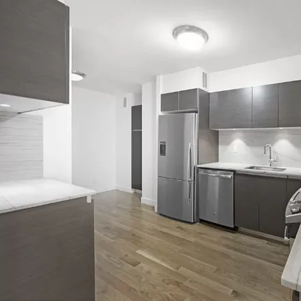 Rent this 3 bed apartment on W 89th St