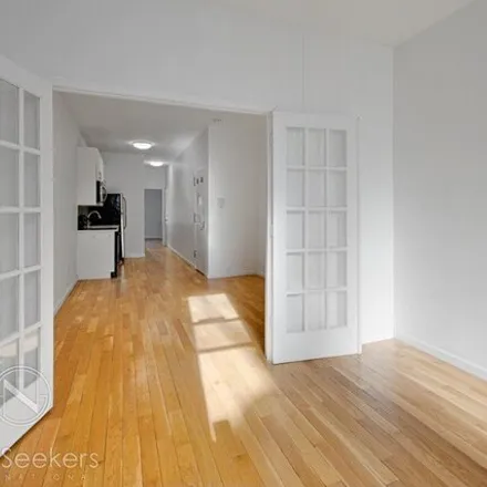 Image 8 - 10-24 47th Avenue, New York, NY 11101, USA - Townhouse for rent