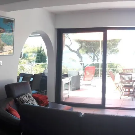 Rent this 4 bed house on 83220 Le Pradet
