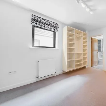 Image 5 - Sheringham House, 35-48 Whitelands Crescent, London, SW18 5QY, United Kingdom - House for rent