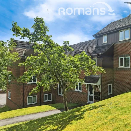 Rent this 2 bed apartment on Edmunds Gardens in High Wycombe, HP12 4LP
