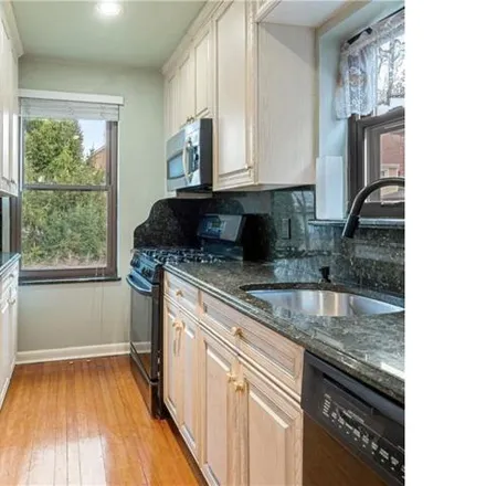 Image 5 - 2214 Morgan Avenue, New York, NY 10469, USA - House for sale