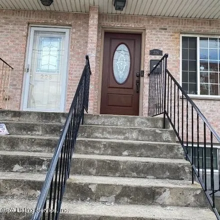 Rent this 3 bed house on 226 Osgood Avenue in New York, NY 10304