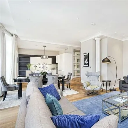 Rent this 3 bed apartment on Gee Ricci in 376 Strand, London