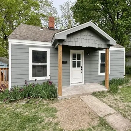 Buy this 2 bed house on 625 Woodlawn Avenue in Columbia, MO 65203