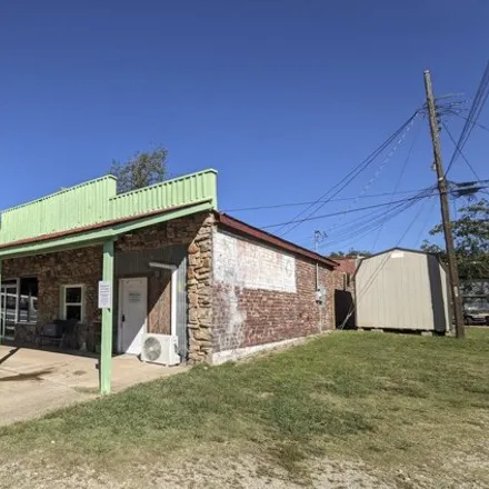 Buy this studio house on 239 East Jefferson Street in Mountain View, Stone County