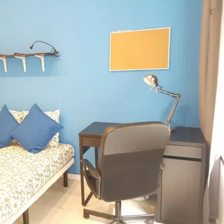 Rent this 5 bed room on Carrer de Mallorca in 586, 08026 Barcelona