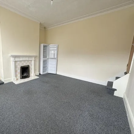 Rent this 3 bed townhouse on Rawson Terrace in Leeds, LS11 5JU