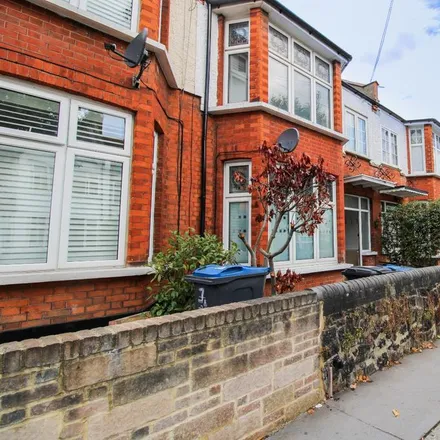 Rent this 3 bed townhouse on Addiscombe Village shopping area in Sundridge Road, London