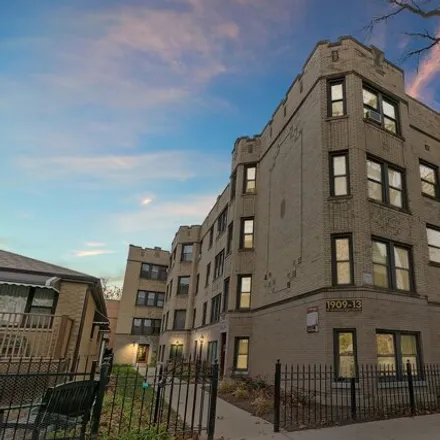 Buy this studio house on 1909-1913 West Larchmont Avenue in Chicago, IL 60613