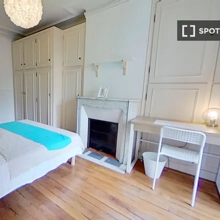 Rent this 4 bed room on 21 Rue Dautancourt in 75017 Paris, France