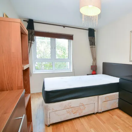 Rent this 3 bed room on Dominion House in St. Davids Square, London