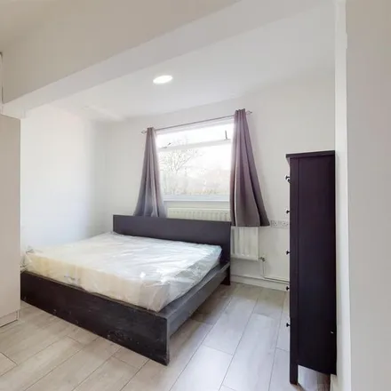 Image 3 - Mead Plat, London, NW10 0PY, United Kingdom - Room for rent