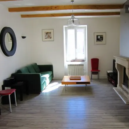 Rent this 3 bed house on Croix-Chapeau