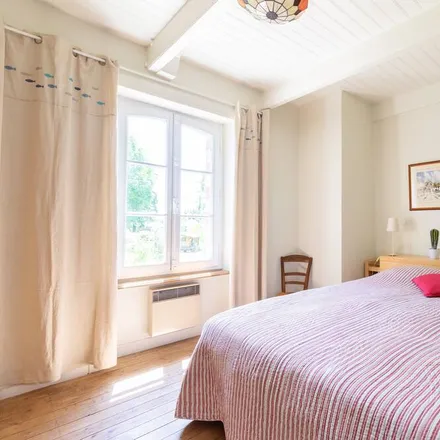 Rent this 2 bed house on Plouër-sur-Rance in Rue de la Poste, 22490 Plouër-sur-Rance