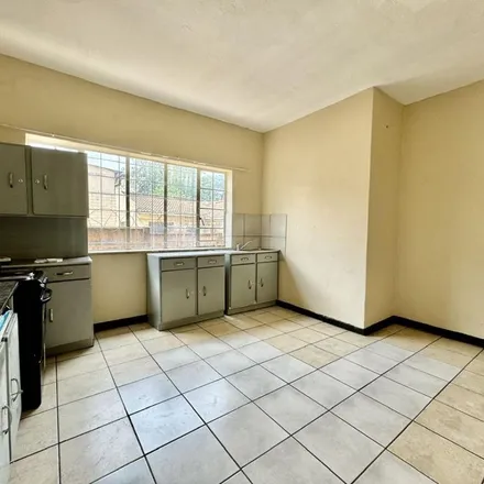 Image 6 - Lawn Street, Rosettenville, Johannesburg, 2001, South Africa - Apartment for rent