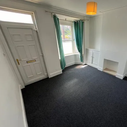 Image 2 - 100 Forest Road, Burton-on-Trent, DE13 9TP, United Kingdom - Townhouse for rent