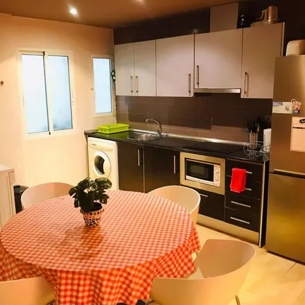 Rent this 4 bed apartment on Carrer de Linares in 25, 46018 Valencia