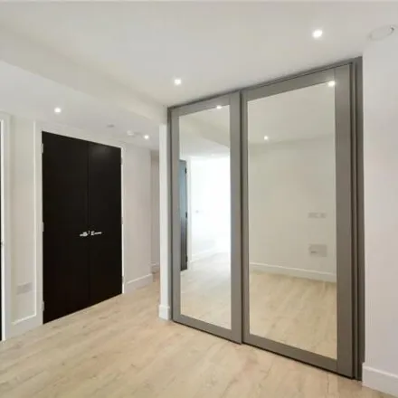 Image 7 - Cassia House, Piazza Walk, London, E1 8FU, United Kingdom - Loft for rent