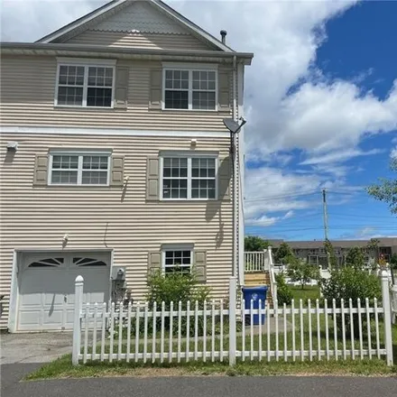 Rent this 4 bed townhouse on 29 Peach Pl in Middletown, New York