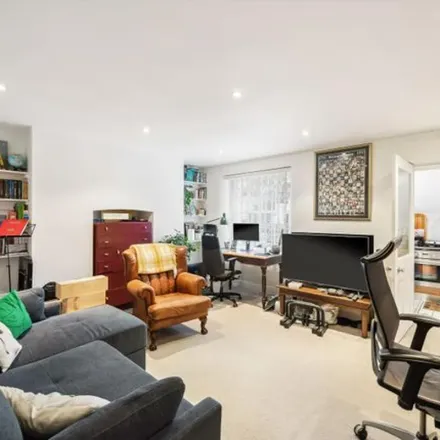 Rent this 5 bed townhouse on 28 Hereford Square in London, SW7 4NB