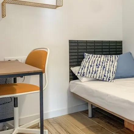 Rent this 5 bed room on Plaça de la Pubilla Cases in 5-6, 08906 l'Hospitalet de Llobregat